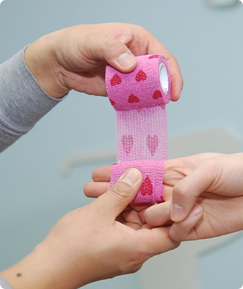 Bandage auto-adhésif à enveloppe flexible